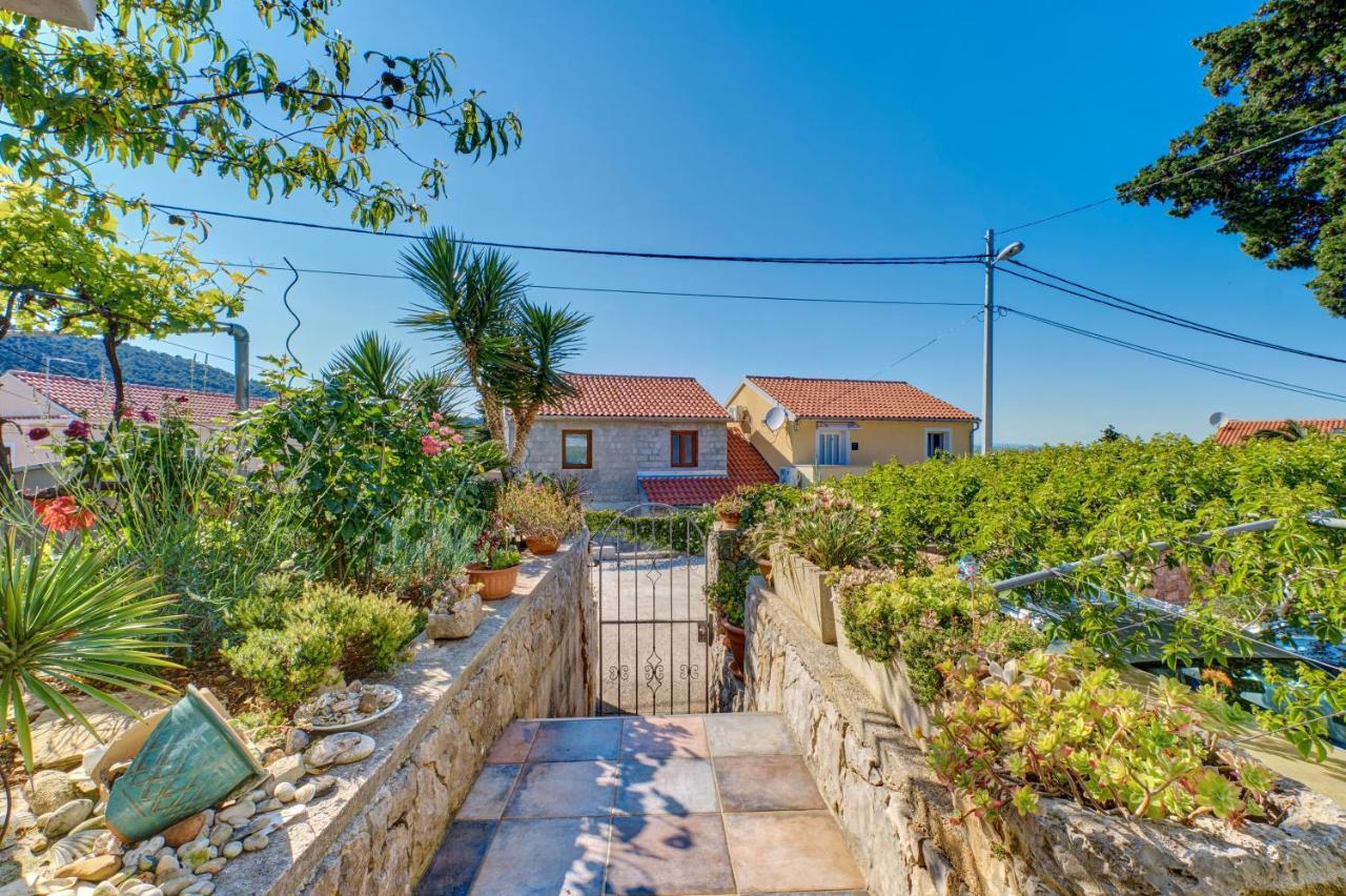 Apartment Neno - Terrace & Parking Veli Losinj Exterior photo