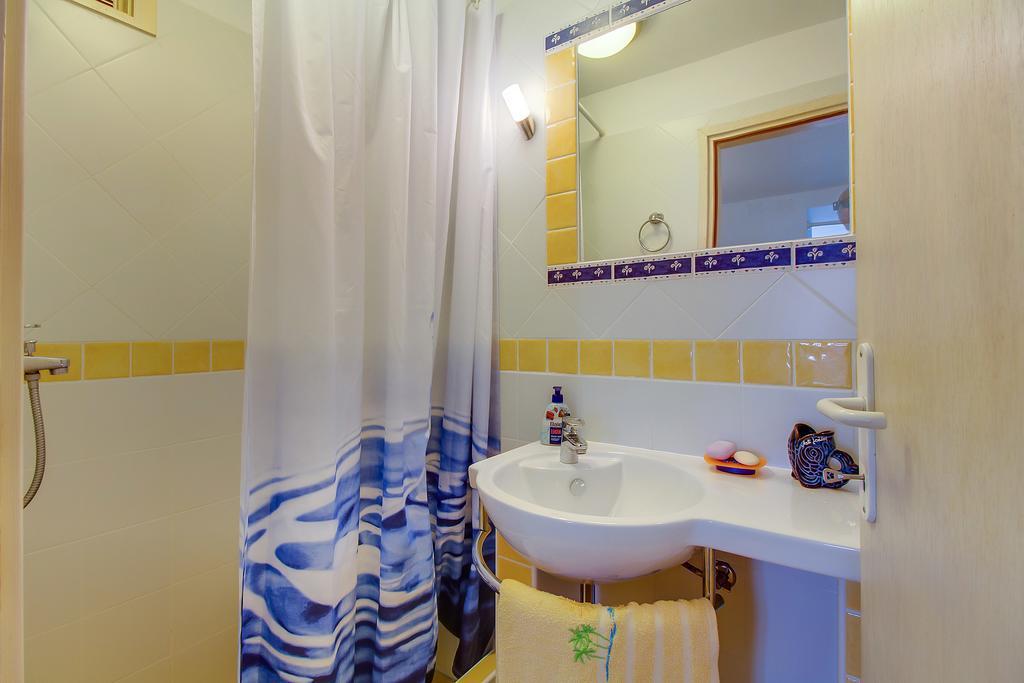 Apartment Neno - Terrace & Parking Veli Losinj Exterior photo